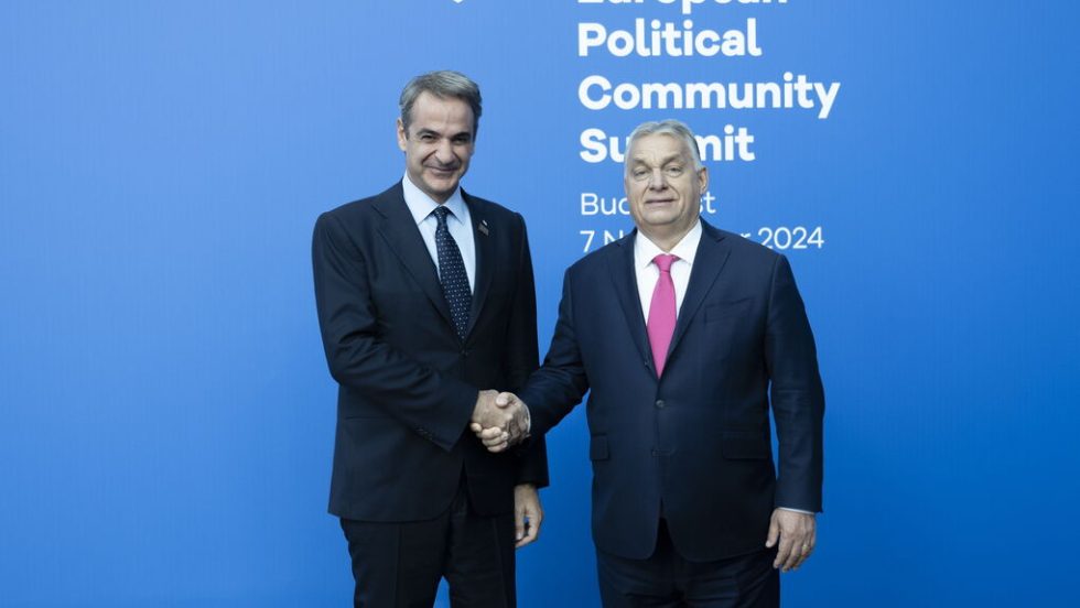 Ο Μητσοτάκης μπροστά στον καθρέφτη Ορμπαν